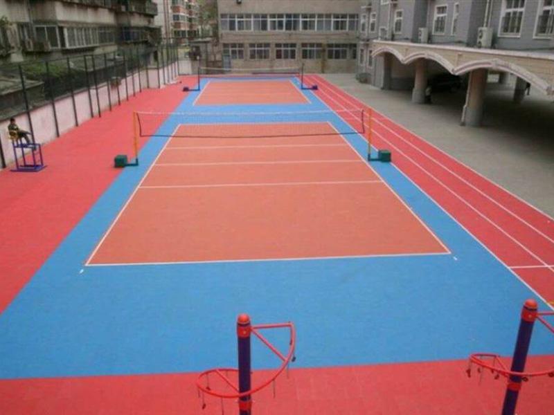室外排球場都在用懸浮式拼裝運(yùn)動(dòng)地板